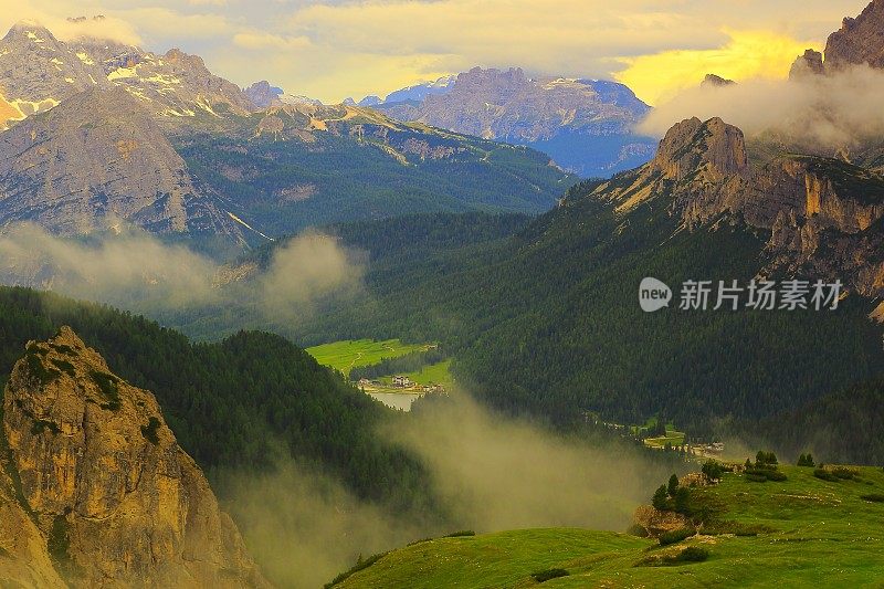 在上面，田诗般的薄雾覆盖了特里Cime di Lavaredo顶峰和Auronzo di cadore - Misurina湖，山丘山脉，云彩以上的Puster山谷，戏剧性的天空在穆迪黎明，戏剧性的全景和雄伟的Dolomites，意大利泰洛阿尔卑斯山